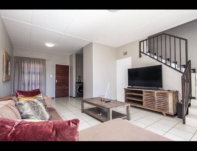 2 BEDROOM TOWNHOUSE FOR SALE IN WILGEHEUWEL